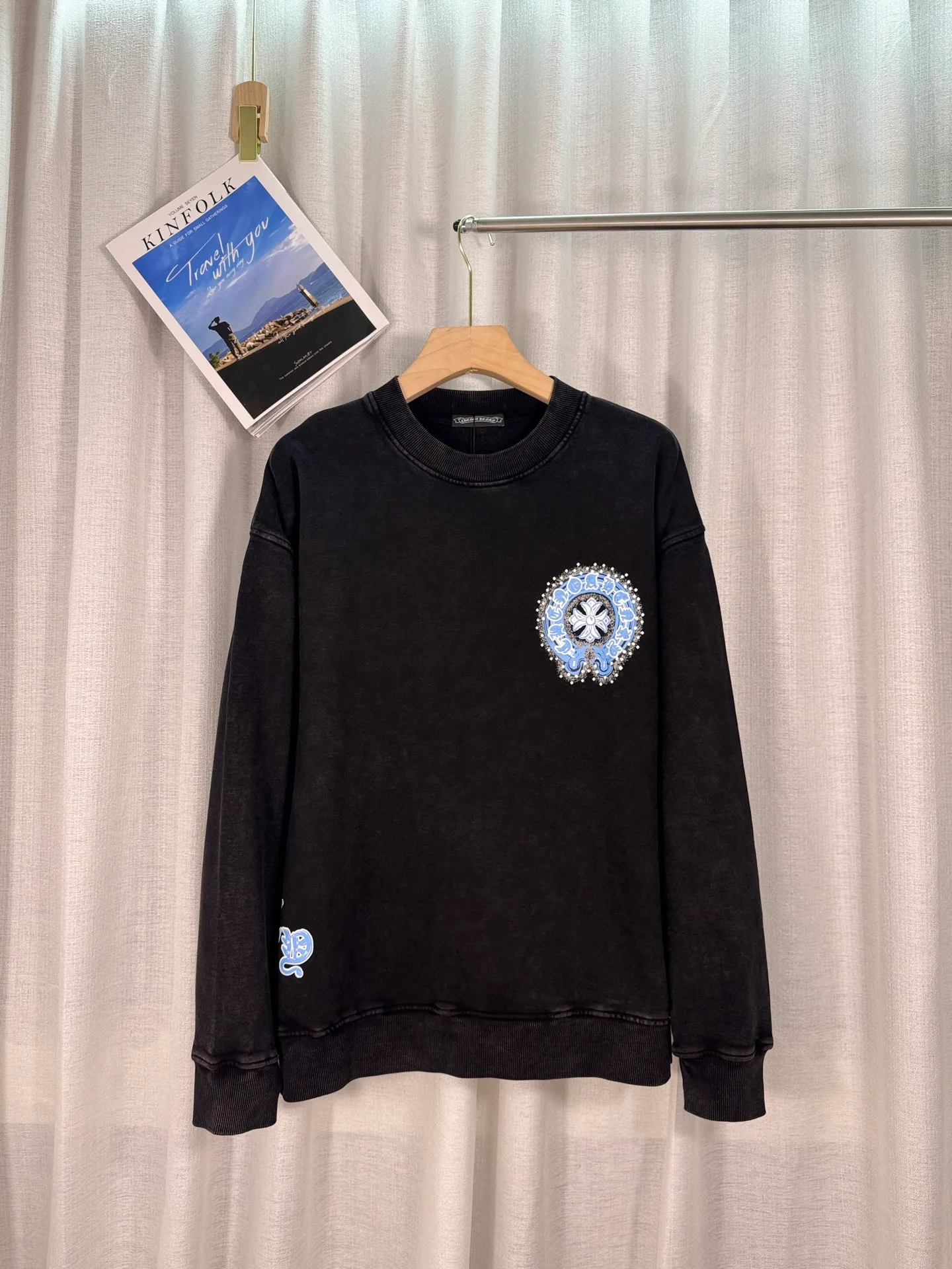 P260 top version, real shot without P, ​​different from market currency) 𝗖𝗵𝗿𝗼𝗺𝗲 𝗛𝗲𝗮𝗿𝘁𝘀/Croxin 2025 3D three-dimensional autumn and winter new original single counter American laser burnt 3D offset printing couple casual sweatshirt 👑The highest version! Customized fabric 430g tripe terry fabric! American acid washed distressed original denim with burnt flowers ✟appliqué embroidery and exquisite embroidery of letters! The best-selling model in the counter, very comfortable to wear. Accessories: original molded and authenticated collar label➕100% silk wash label. Genuine purchase-grade original hangtag➕matching hanging rope➕3D hanging beads➕original packaging bag. Craftsmanship: The original version has consistent wiring! The highest version of the armhole matching technique! Color: Gray Black Size: S M L XL Style No.: 9312